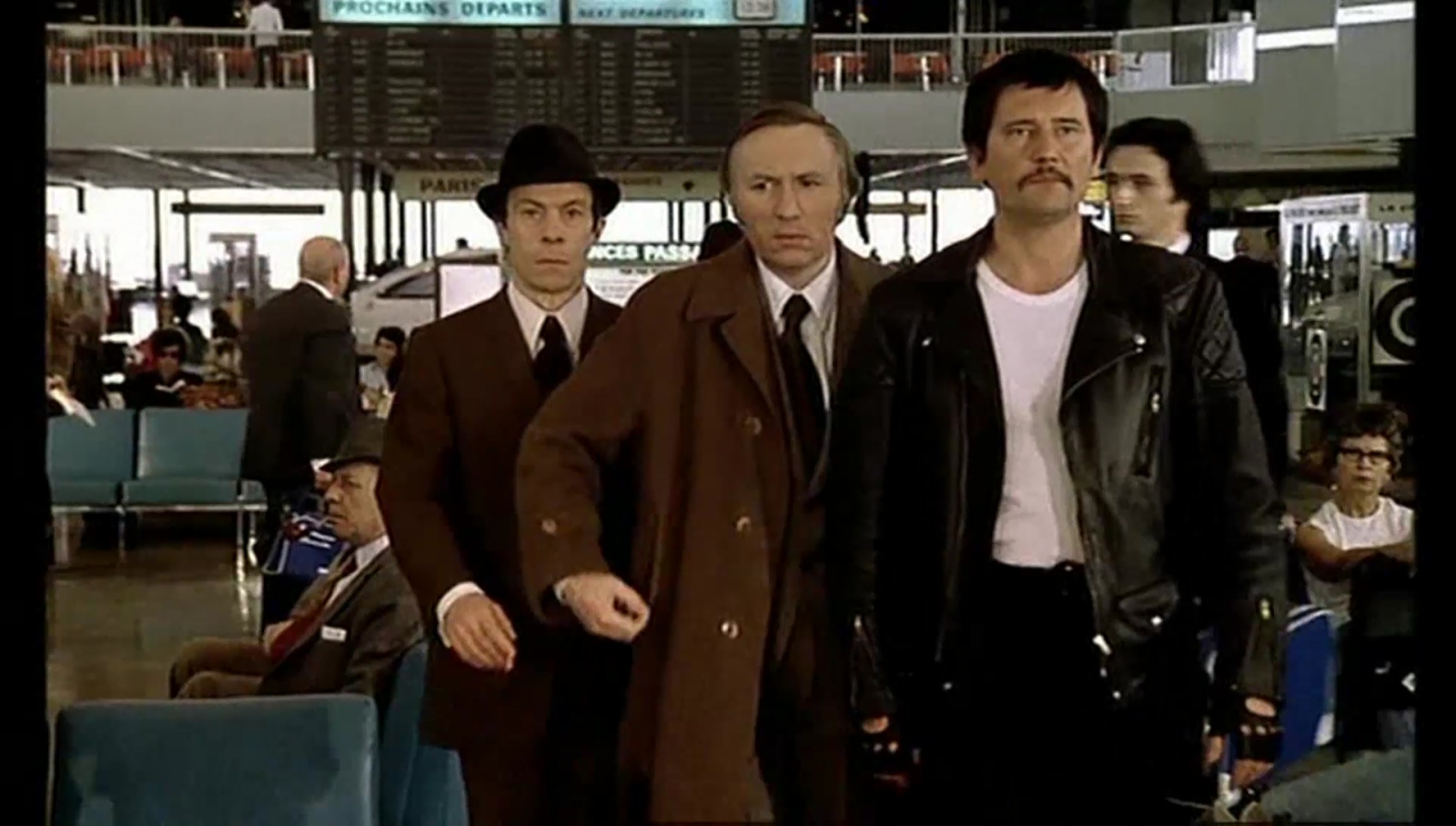 Високият рус мъж с черната обувка