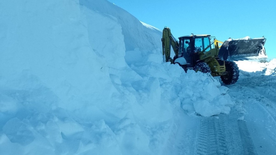 Продължава разчистването на 3-метровите преспи на Троянския проход