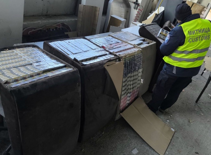 Намериха близо 4 000 кутии цигари скрити в кресла при Дунав мост - Видин