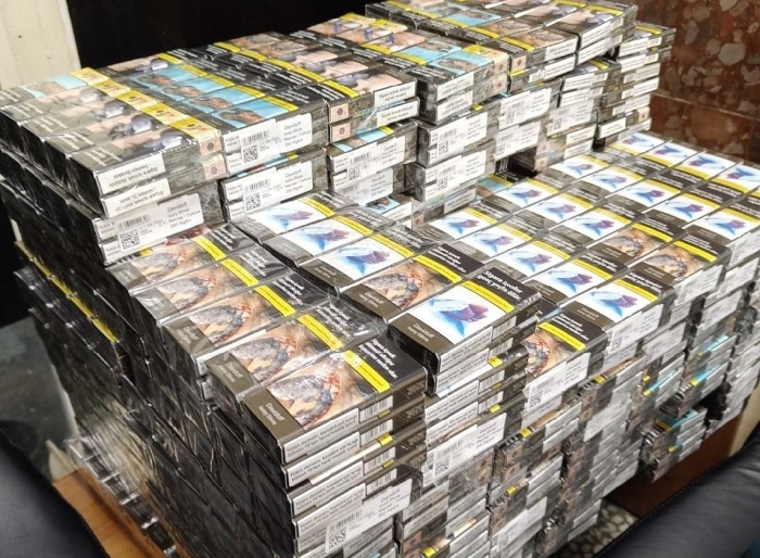 Откриха шест куфара с 80 000 къса контрабандни цигари в автобус