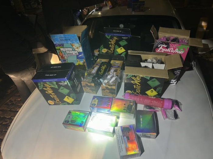 Хванаха млад мъж, разпространявал големи количества вейпове и райски газ