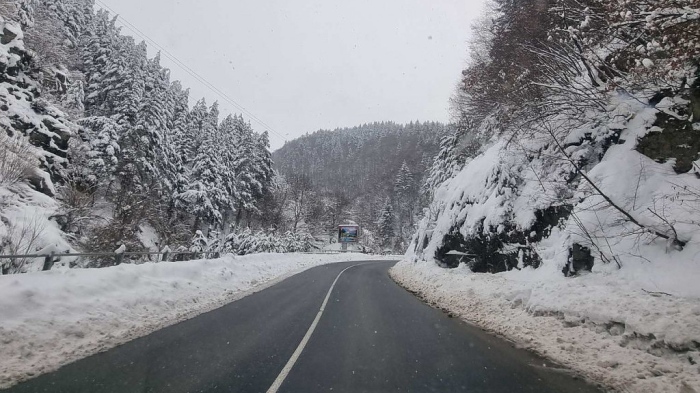 Над 400 машини почистват републиканските пътища в районите със снеговалеж