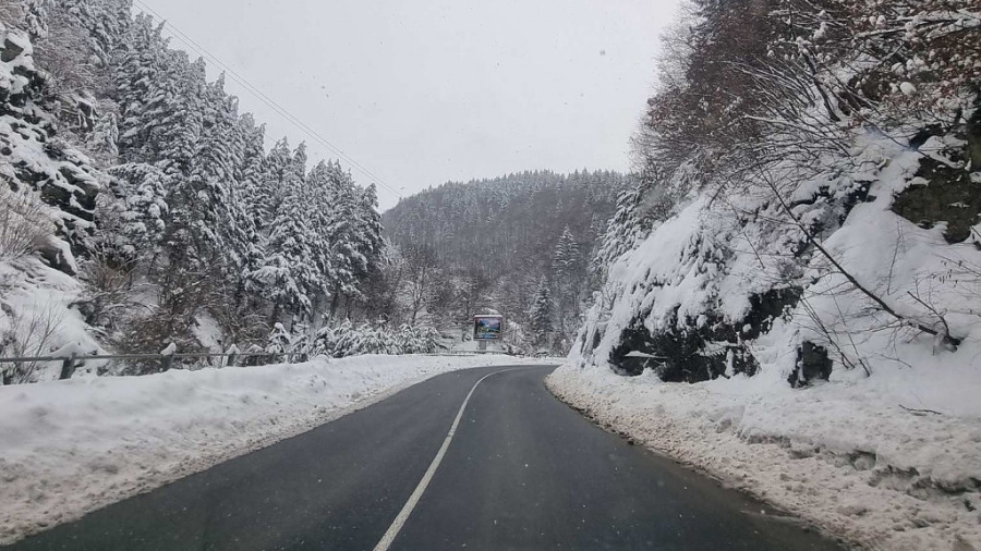 Над 400 машини почистват републиканските пътища в районите със снеговалеж