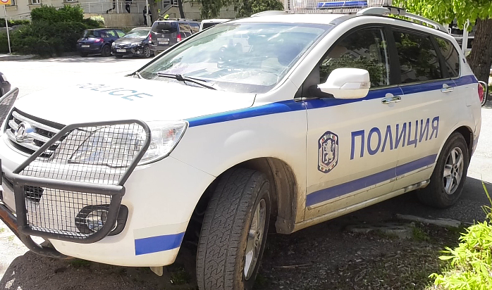 Мъж преби бившата си съпруга, а майка му я удари с бутилка