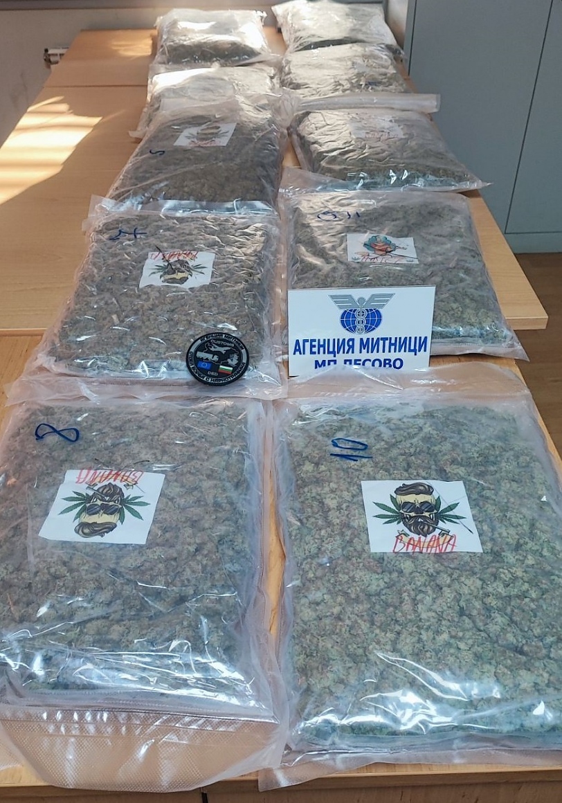 Над 11 кг марихуана задържаха митническите служители на МП Лесов