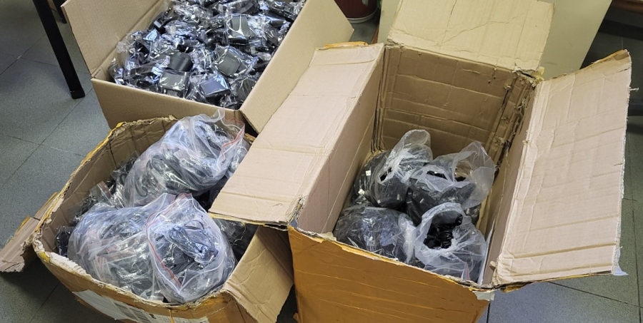 Митничари задържаха контрабандни аксесоари за смартфони на „Калотина“