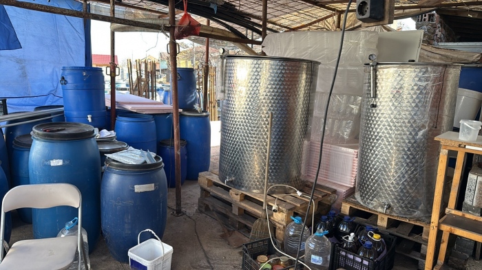 Неутрализираха пункт за разпространение на безакцизен алкохол