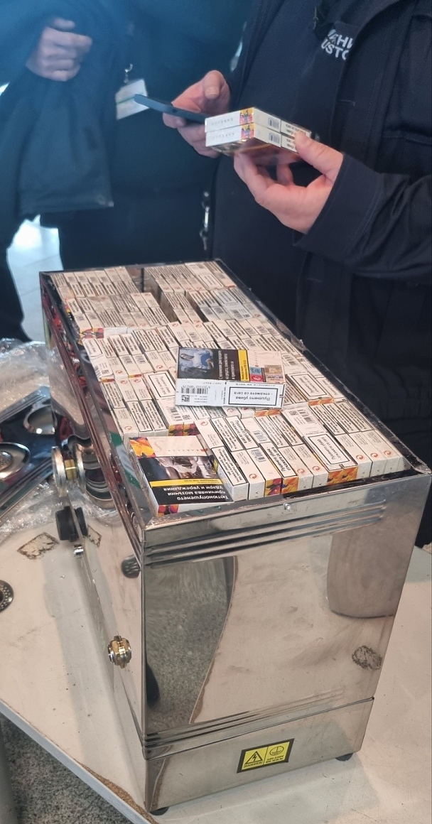 Откриха близо 50 000 къса цигари укрити в машини за чай