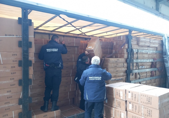 Митническите служители спряха превоз на близо 3000 чифта „маркови“ маратонки