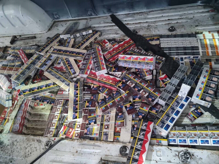 Откриха 1 820 кутии цигари в тайник на бус на \