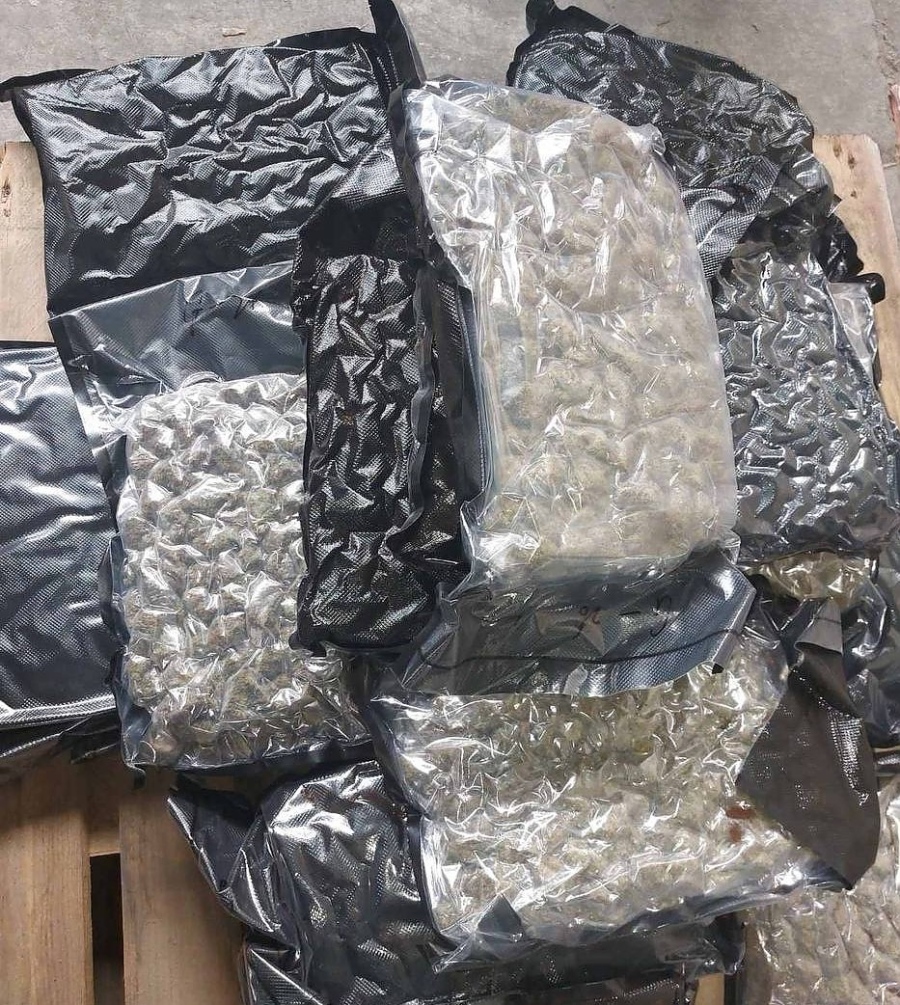 Установиха близо 10 кг марихуана в багажа на пътничка на Летище София