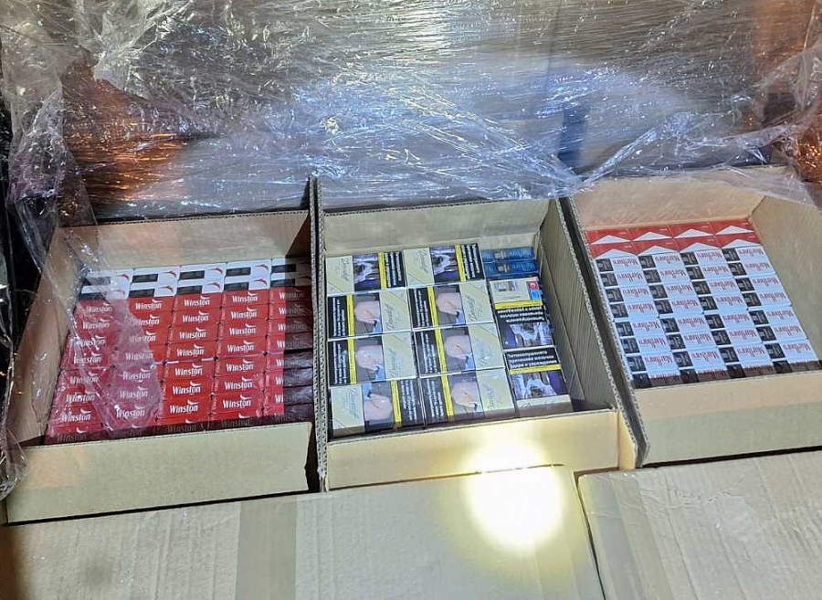 Задържаха 7000 кутии с цигари в палета с портмонета