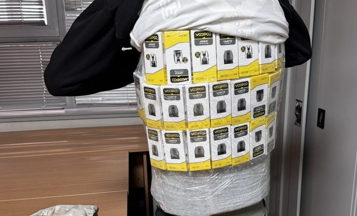 Контрабандни електронни цигари облепени по телата на шестима пътници задържаха на ГКПП Лесово