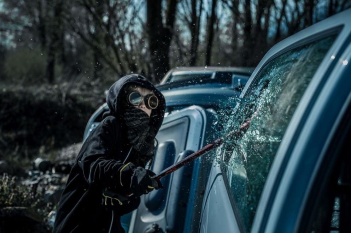 16-годишен тийнейджър потроши кола с мотика