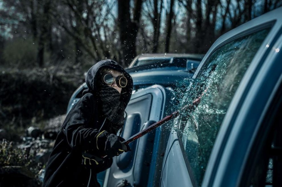 16-годишен тийнейджър потроши кола с мотика