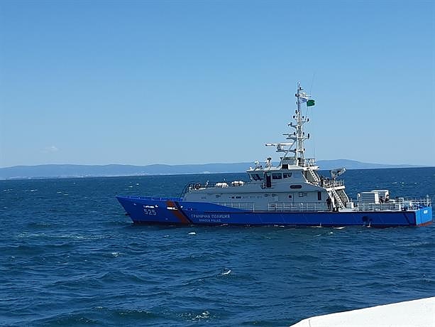 Граничари спасиха украинец и туркиня бедстващи на гумена лодка в Черно море
