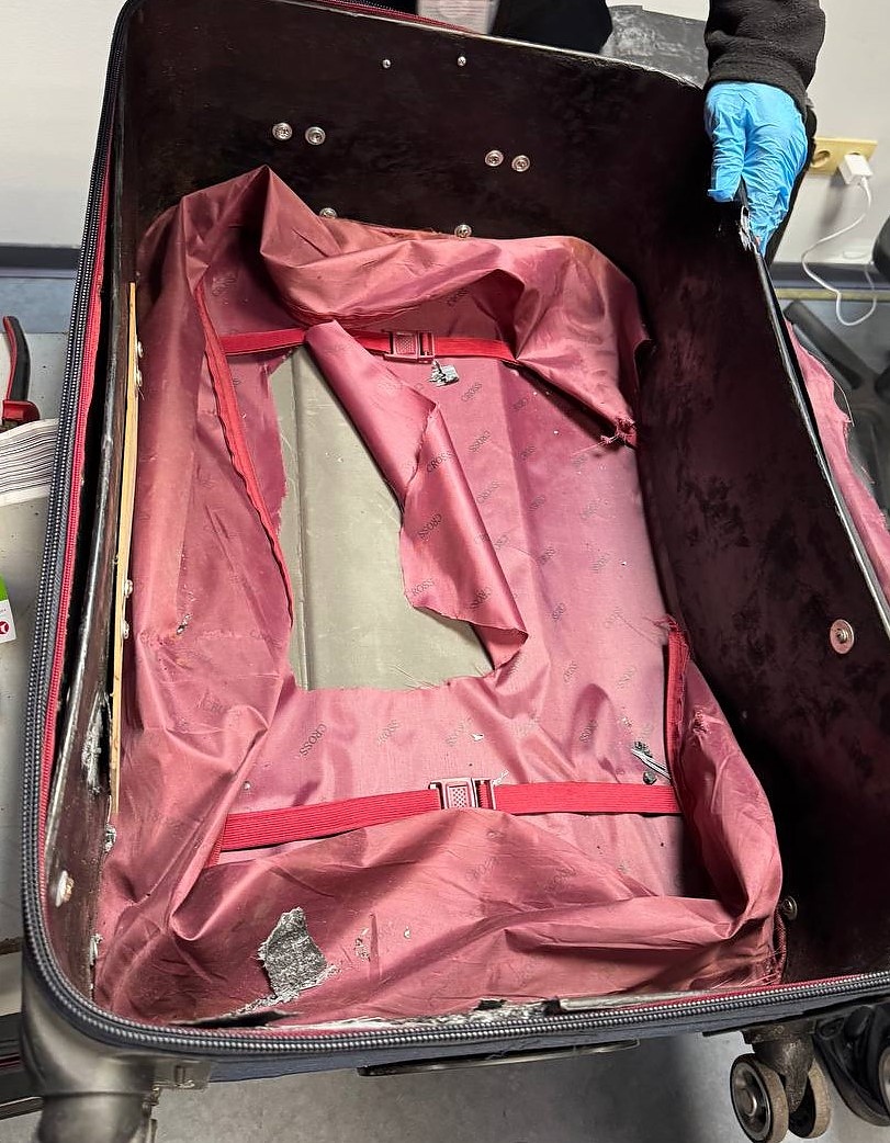 Хванаха кокаин за 2 милиона лева в куфар на пътничка на столичното летище