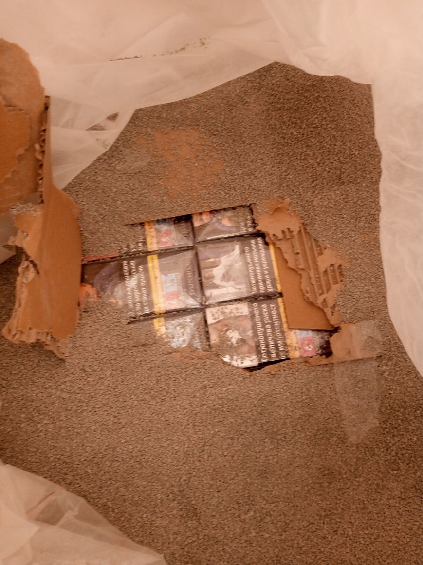 Откриха контрабандни цигари в чували с бентонит