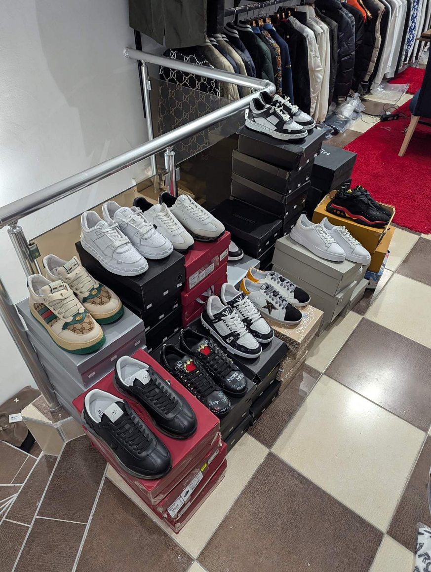 Иззеха стоки брандирани със запазени търговски марки 