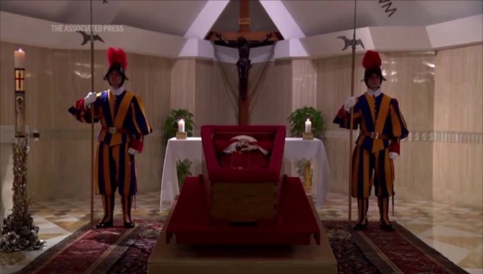 Започна поклонението пред тялото на папа Франциск