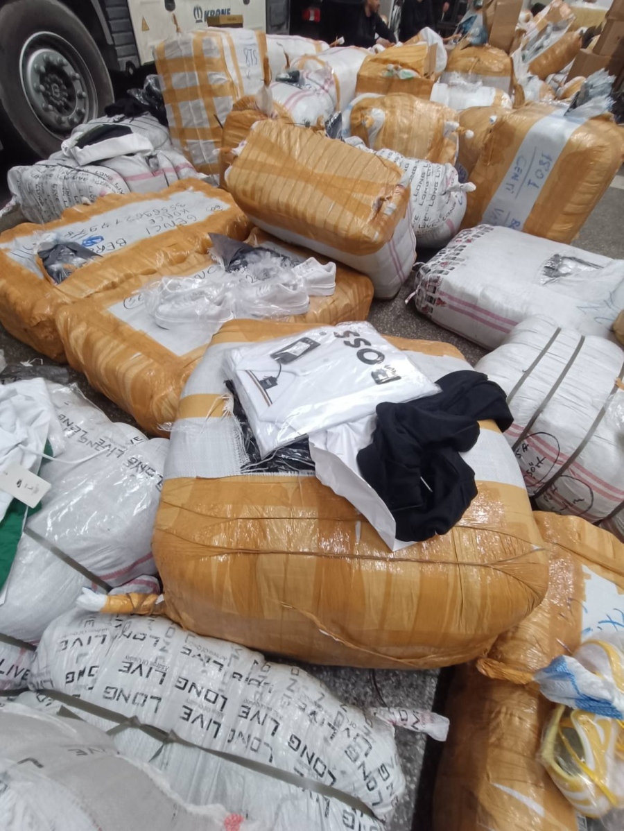 Задържаха близо 24 000 „маркови“ стоки на МП Капитан Андреево