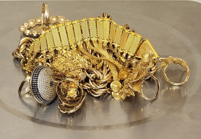 Откриха торбичка със златни бижута на врата на българска гражданка