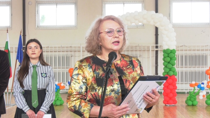 54 години успехи в образованието: ППМГ \"Акад. Иван Ценов\" отбеляза патронния си празник