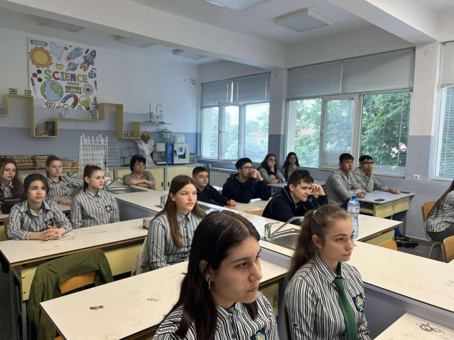 Деветокласници от ППМГ – Враца показаха научни и практически умения по биология и химия