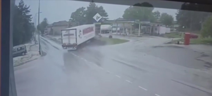 На пътя Радомирци - Телиш: ТИР отнесе бензиностанция - МВР проверява фирмата 