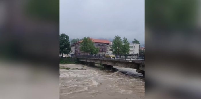 Река Вит излезе от коритото си: В Тетевен свикаха кризистния щаб