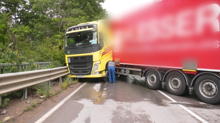 Тир с ваксини блокира пътя Враца - Оряхово: Серия от катастрофи в Северозапада