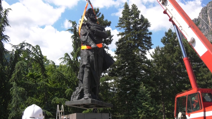 \"Добре дошъл, Войводо!\": Монтираха статуята на Хр. Ботев