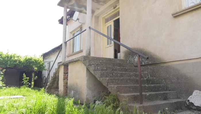 С часове до трупа на баща си: 10-годишно дете моли съседи да позвънят на спешна помощ