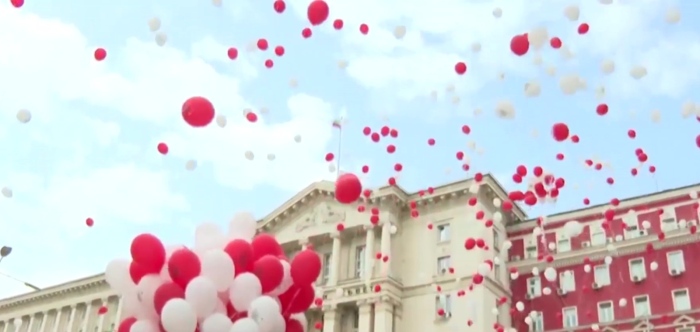 Стотици балони в небето за децата загинали на пътя 