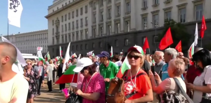 Протестът против еврото: Симпатизанти на \"Възраждане\" блокираха сградата на НС