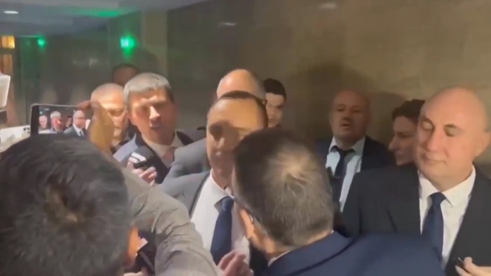 Скандал между \