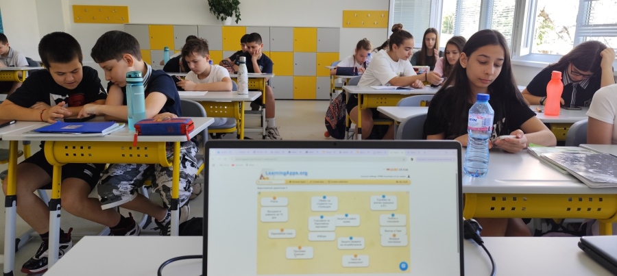 Учениците от ППМГ „Акад. Иван Ценов“ преминаха обучение по Проект „Мост към моята Европа“