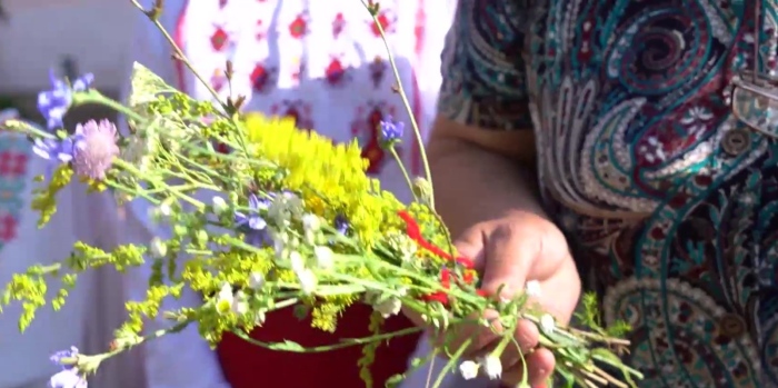 На Еньовден в Горно Озирово черпят с билков чай и мед