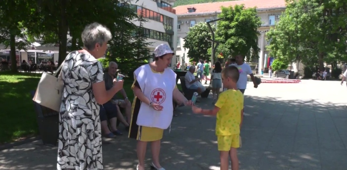 Раздават вода в горещините  