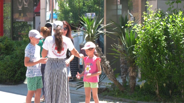 Раздават вода в горещините във Враца: Съвместна инициатива на Общината и БЧК