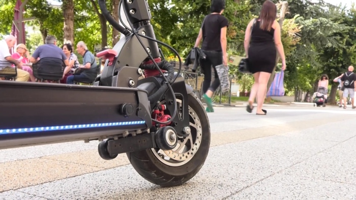 Борбата с тротинетките: Редица общини взеха мерки, но неефективни?