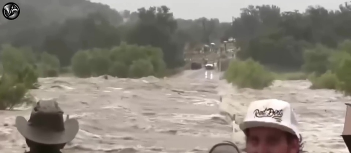 Търсенето продължава: Над 100 са вече жертвите от наводненията в Тексас