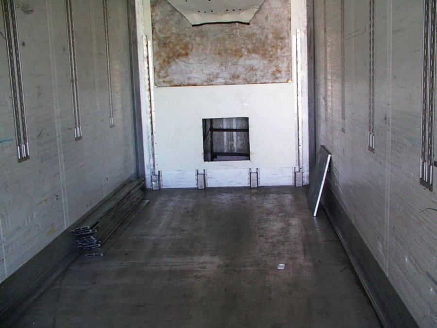 Задържаха 16 иракчани укрити в тайник на хладилен камион