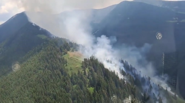 Пожар във вилна зона край Бургас: Изгоряха над 30 къщи, хората са евакуирани