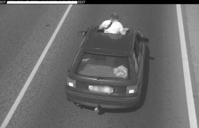 Глобиха първия нарушител с ТОЛ камерите: На снимката се вижда жена през люка на покрива