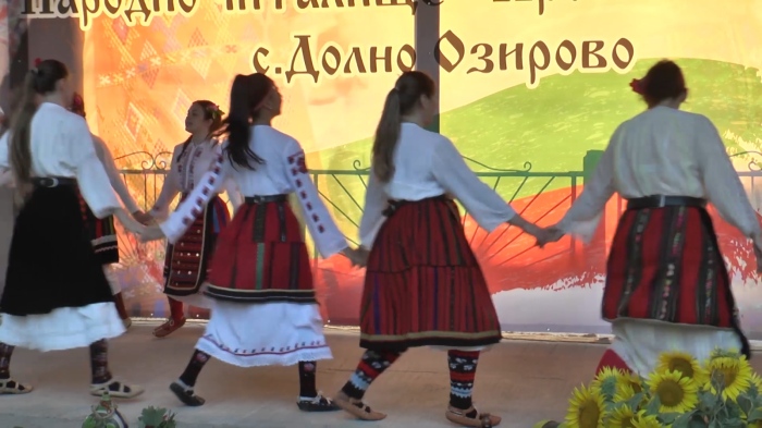 Фолклорен празник: 30 самодейни състава си дадоха среща в Долно Озирово 