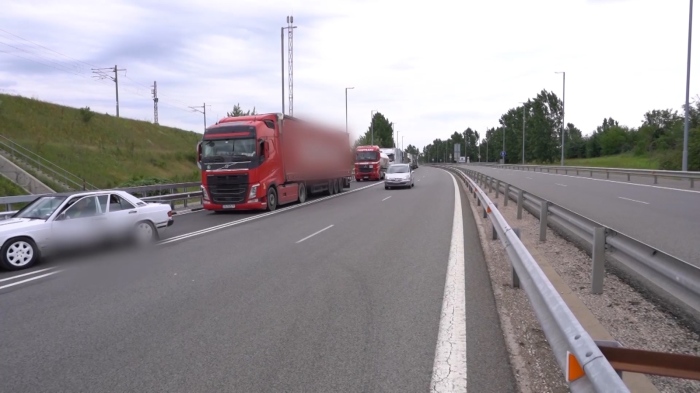 Заради високите температури: Спират движението на камионите в 8 области