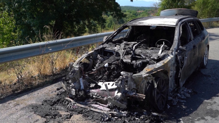 Кола изгоря на пътя край Монтана