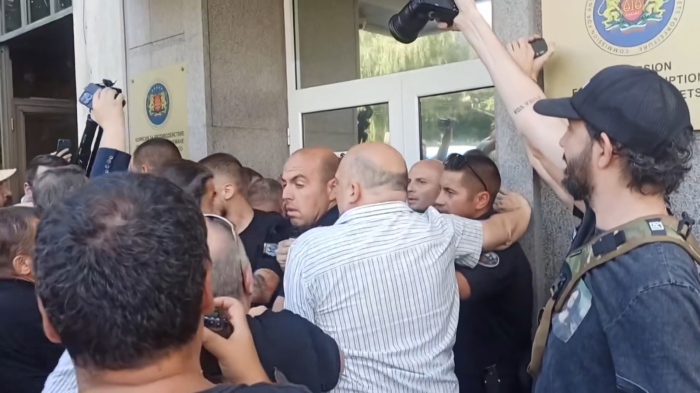 Протест на БОЕЦ пред КПК: Искат оставката на Антон Славчев