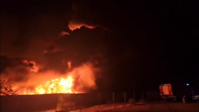 Ураганен вятър усложни борбата с пожарите: Евакуираха близо 400 души от село Плоски